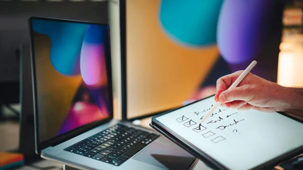 Ultrasonido de mama precio: mujer haciendo checking de una lista con un computador de fondo