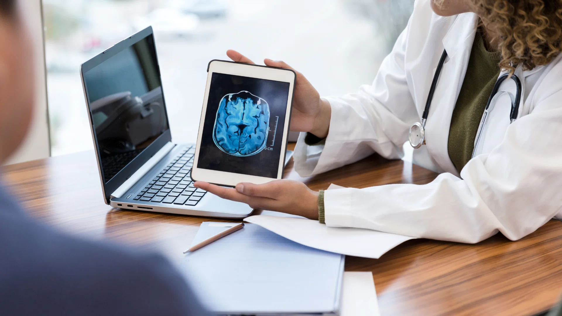 resonancia magnética de cerebro normal: doctora mostrandole a su paciente imagenes de su resonancia