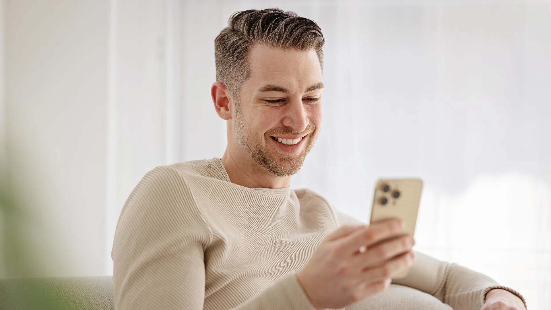 resonancia magnética de cerebro normal: hombre sonriendo mientras ve su celular