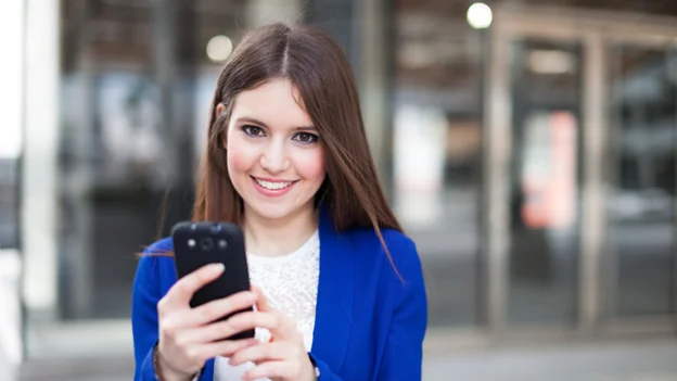 ultrasonido del pecho: mujer sonriendo mientras sostiene su telefono